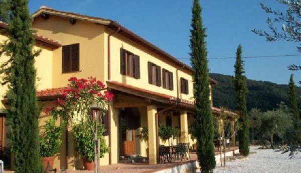 Rustic manor Pescia